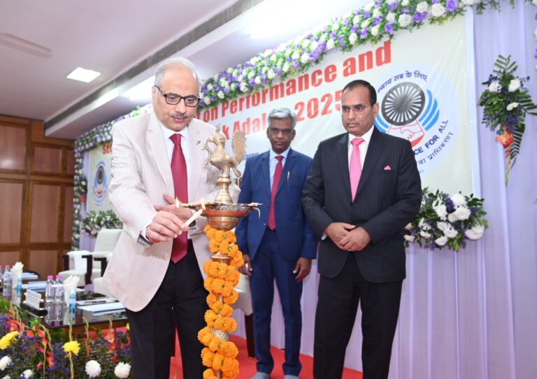 छत्तीसगढ उच्च न्यायालय के मुख्य न्यायाधीश श्री न्यायमूर्ति रमेश सिन्हा ने राष्ट्रीय लोक अदालत में उत्कृष्ट प्रदर्शन करने वालों को किया सम्मानित