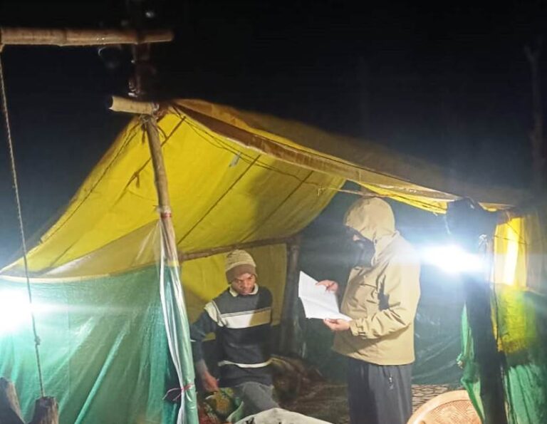 अवैध धान परिवहन पर कलेक्टर की सख्त निगरानी चेक पोस्ट एवं धान खरीदी केन्द्रों का किया औचक निरीक्षण