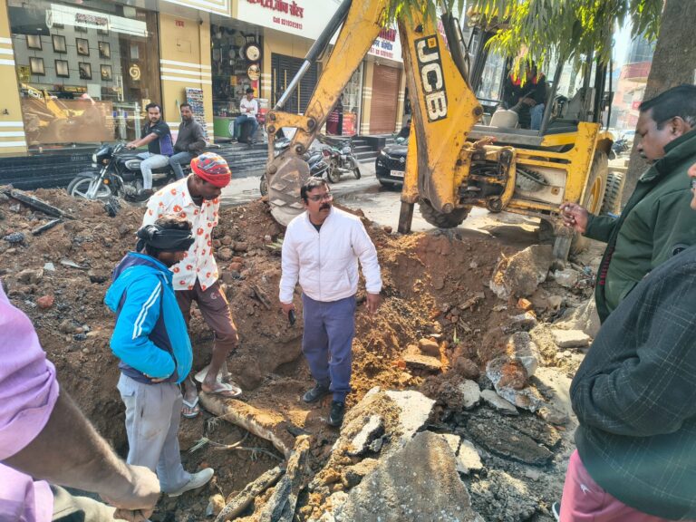 महामाया चौक में नाली ओवरफ्लो की समस्या के समाधान को लेकर काम हुआ शुरू
