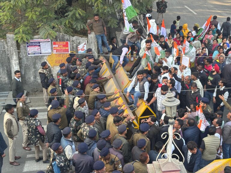 जिला कांग्रेस कमेटी सरगुजा ने भाजपा कार्यालय का किया घेराव…. की जमकर नारेबाजी 