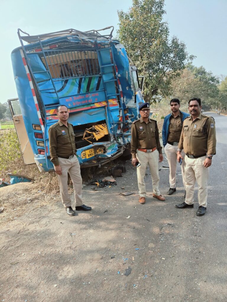 तीर्थयात्रियों को लेकर बनारस जा रही बस को ट्रक ने मारी टक्कर एक की मौत,कई घायल