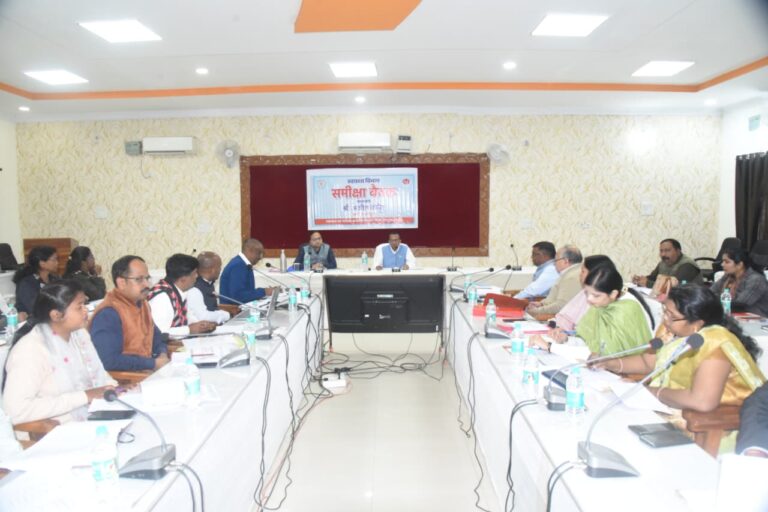 कलेक्टर श्री अजीत वसंत की अध्यक्षता में स्वास्थ्य  विभाग की समीक्षा बैठक सम्पन्न शासकीय चिकित्सक कार्यालयीन समय में चिकित्सालय में उपस्थित रहें, मरीजों को समस्या ना हो, शिकायत प्राप्त होने पर कार्रवाई होगी- कलेक्टर श्री वसंत