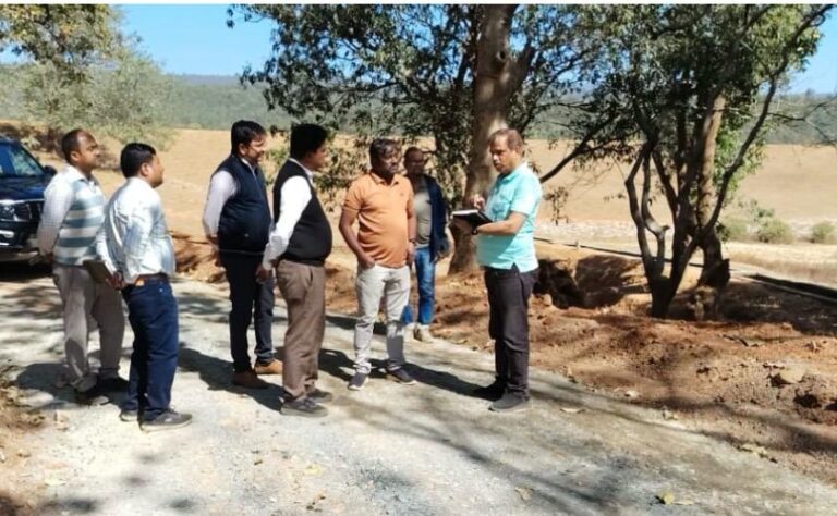 प्रधानमंत्री ग्राम सड़क योजना के निर्माण कार्यों का मुख्य अभियंता ने  किया निरीक्षण सड़क निर्माण कार्यों में गुणवत्ता सर्वोच्च प्राथमिकता रहे – मुख्य अभियंता