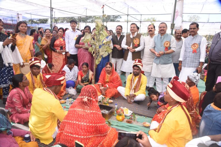 मुख्यमंत्री कन्या विवाह योजना अंतर्गत अम्बिकापुर में 260 जोड़ों का सामूहिक विवाह सम्पन्न वर्चुअल माध्यम से मुख्यमंत्री श्री विष्णु देव साय ने नवदंपतियों को दिया आशीर्वाद