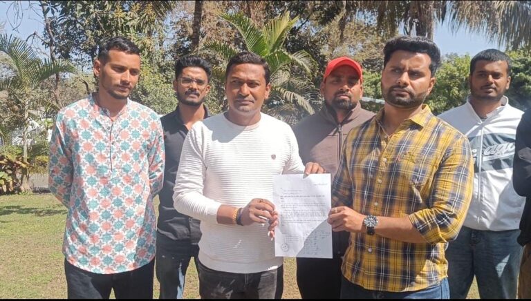 पुलिस लाईन मैदान के स्वरूप को बचाये रखने स्थानीय युवा और खेलप्रेमियो ने कांग्रेस के खेल प्रकोष्ठ के जिलाध्यक्ष के साथ आईजी को सौपा ज्ञापन