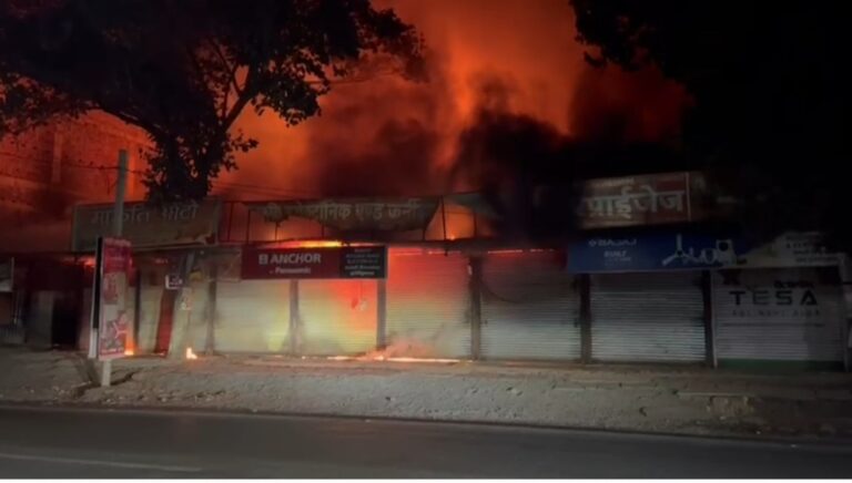 अंबिकापुर में 8 दुकानों में लगी भीषण आग… 2 घंटे के बाद दमकल टीम ने पाया काबू….सवा करोड़ से अधिक के नुकसान का अनुमान… दमकल की व्यवस्था पर उठाए गए सवाल