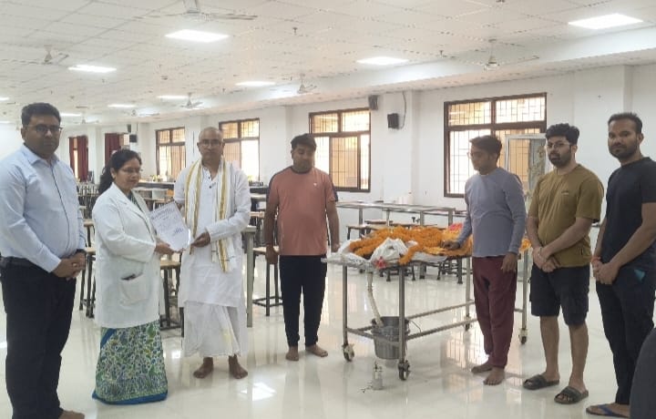 जीवनभर मरीजों की सेवा, मृत्यु के बाद भी शिक्षा को समर्पित: अंबिकापुर के डॉ. दुर्गा प्रसाद माहुले ने किया देहदान