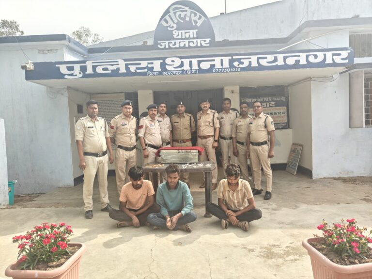 सूने घरों से जेवरात चोरी कर बैंक में रखते थे गिरवी, तीन आरोपी गिरफ्तार