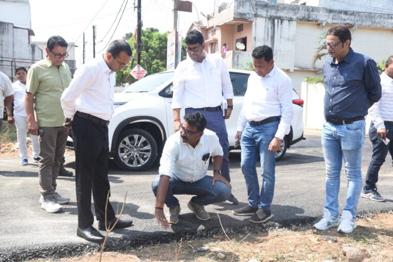 कलेक्टर ने नगर पालिक निगम के विकास कार्यों का किया निरीक्षण