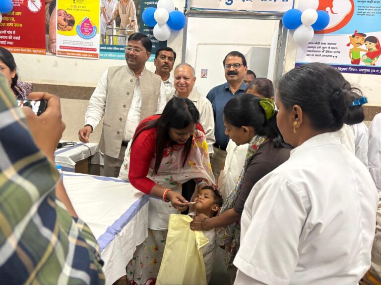 शिशु संरक्षण माह कार्यक्रम का हुआ शुभारंभ, बच्चों को पिलाया गया विटामिन ए एवं आयरन सीरप