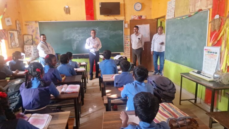 कलेक्टर श्री अजीत वसंत ने पीएमश्री स्कूल का किया निरीक्षण जिले में बेहतर शैक्षणिक सुधार सुनिश्चित करने पीएम सैचुरेशन बिन्दुओं पर किया अवलोकन