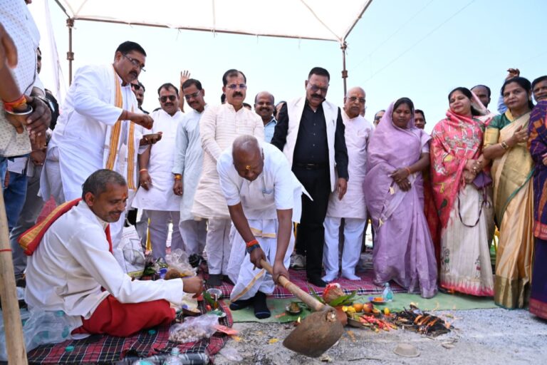 अम्बिकापुर रेलवे स्टेशन में सुविधाओं के विस्तार के लिए लगभग 10 करोड़ के विकास कार्यों का भूमिपूजन सांसद चिंतामणि महराज ने 2 नए प्लेटफार्म सहित विकास कार्यों की रखी आधारशिला