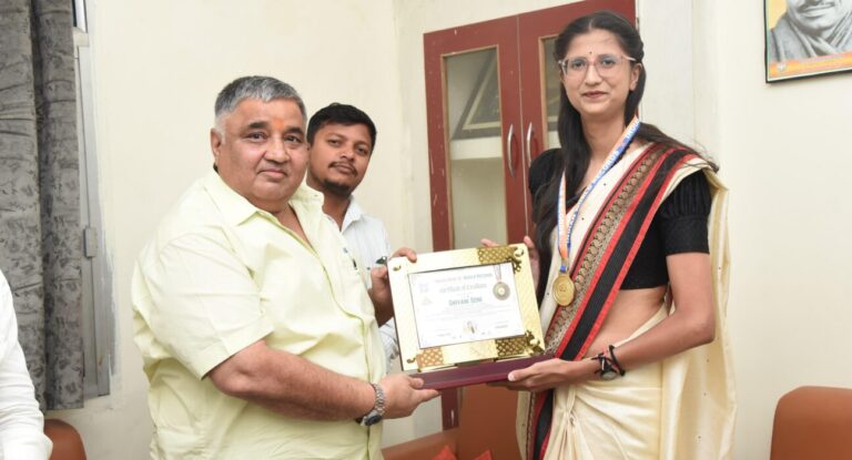 छत्तीसगढ़ की बेटी शिवानी सोनी ने रचा इतिहास, मंत्री राजेश अग्रवाल ने की मुलाकात कर दी बधाई…अंतरराष्ट्रीय गोल्फ खिलाड़ी को ‘इंटरनेशनल बुक ऑफ रिकॉर्ड्स’ से सम्मान, प्रदेश की प्रतिभा का विश्व स्तर पर बढ़ा गौरव