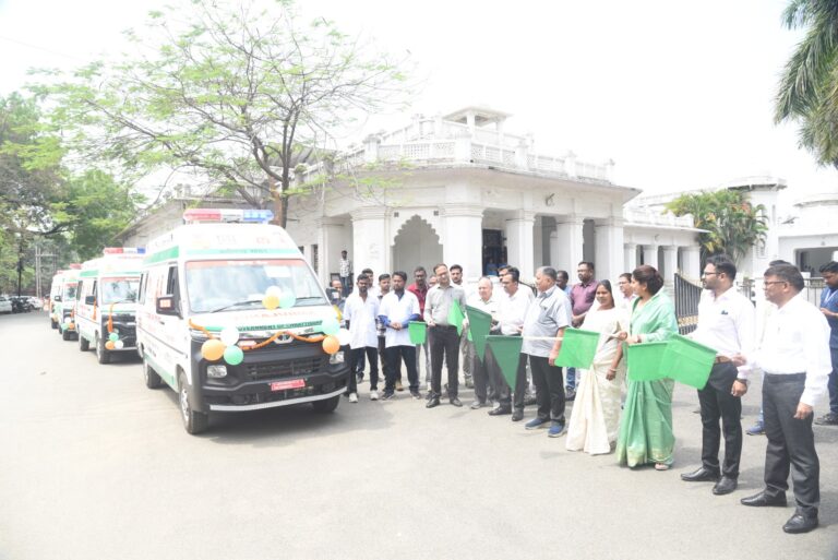 पर्यटन एवं संस्कृति मंत्री श्री राजेश अग्रवाल ने 13 नवीन ‘108’ एम्बुलेंस को हरी झंडी दिखाकर किया रवाना……….