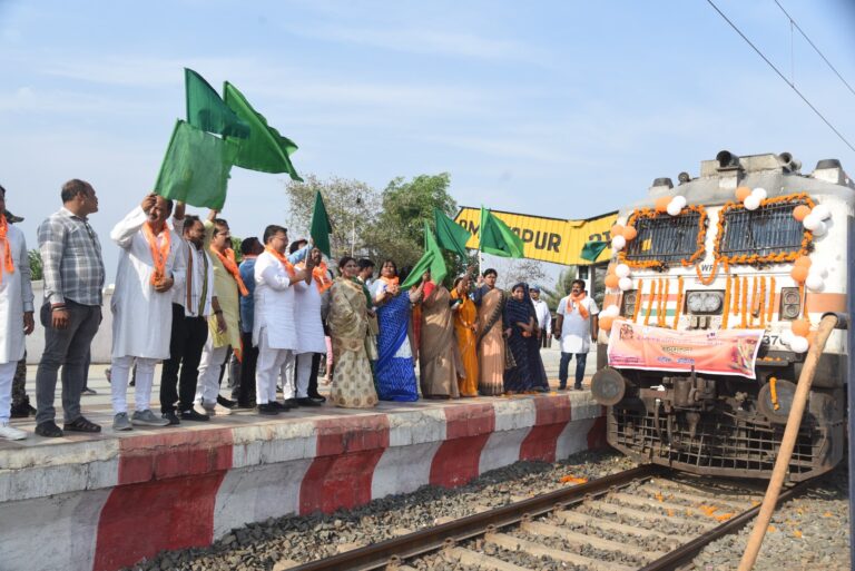 850 तीर्थयात्रियों को लेकर अयोध्या धाम के लिए रवाना हुई विशेष ट्रेन…….. महापौर श्रीमती मंजूषा भगत ने हरी झंडी दिखाकर गंतव्य के लिए किया रवाना