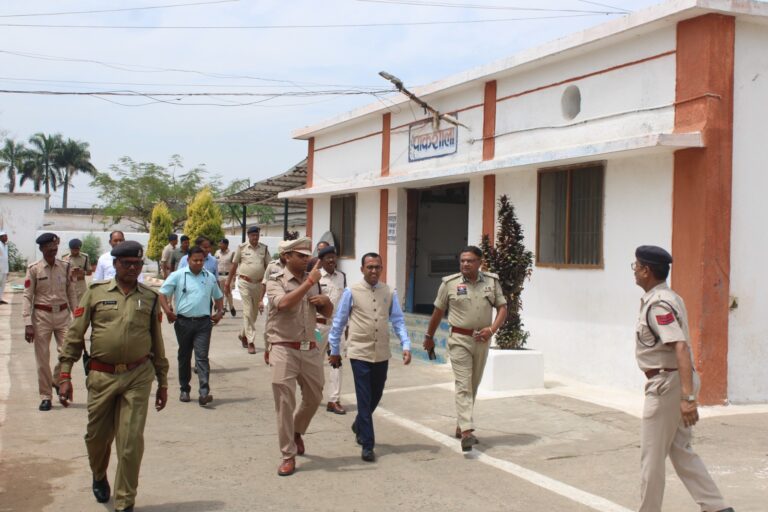 कलेक्टर एवं एसएसपी ने केन्द्रीय जेल अम्बिकापुर का किया औचक निरीक्षण….