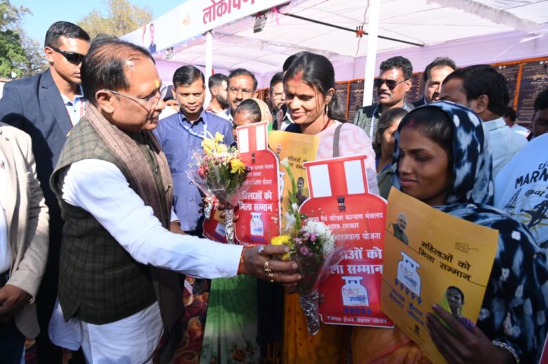 प्रधानमंत्री उज्ज्वला योजना से महिलाओं को धुएँ से मुक्ति, जीवन हुआ आसान जशपुर के 1 लाख 54 हजार से अधिक महिलाओं को मिला योजना का लाभ