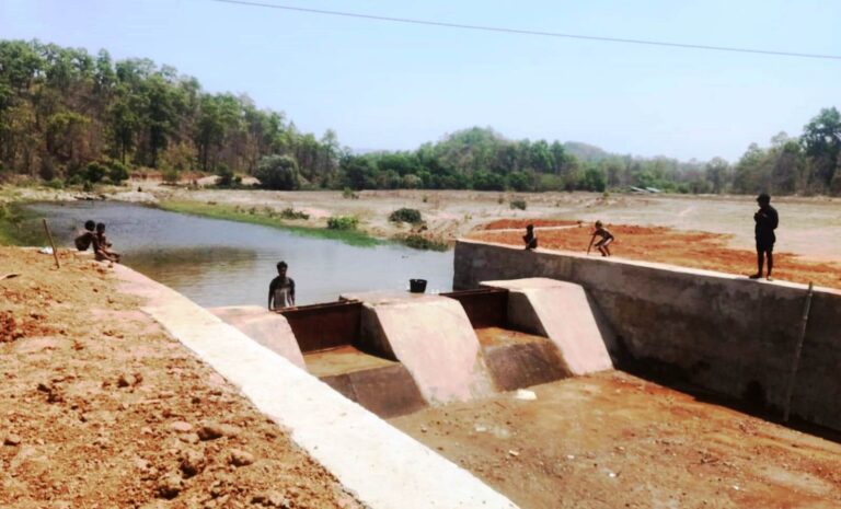 चेकडैम बना ग्रामीणों की आत्मनिर्भरता का आधार…….. जल संरक्षण से खेती के लिए साल भर मिल रही सिंचाई सुविधा