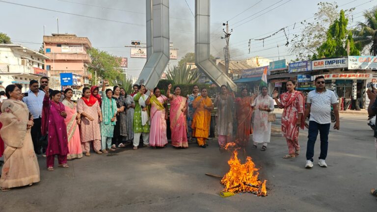 आंगनबाड़ी कार्यकर्ताओं के लिए खरीदी गई साड़ी में घोटाले का विरोध….महिला कांग्रेस सरगुजा ने मंत्री लक्ष्मी राजवाड़े का किया पुतला दहन