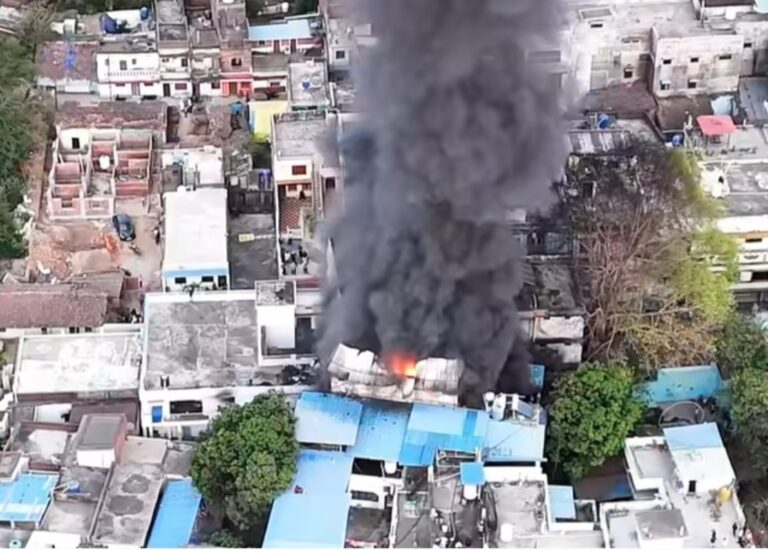 अंबिकापुर आगकांड: मुकेश पटाखा एजेंसी संचालक पर FIR, तीन मंजिला इमारत बनी खतरा