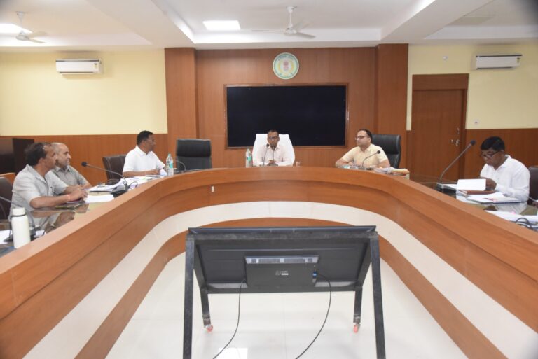 कलेक्टर श्री अजीत वसंत ने निर्माण विभागों की समीक्षा बैठक ली मानसून से पूर्व जरूरी निर्माण कार्य करें पूर्ण- कलेक्टर श्री वसंत