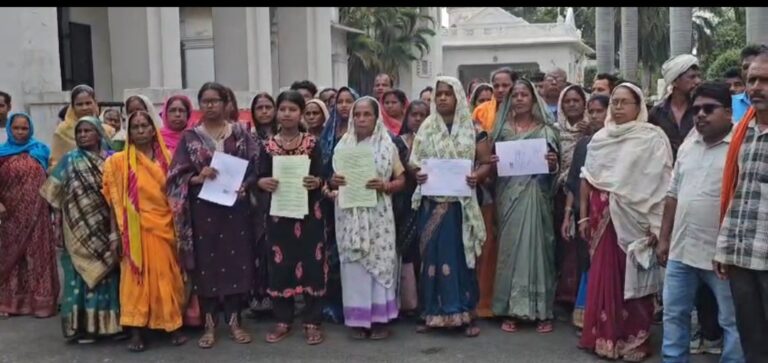 24 डिसमिल के नाम पर 3.17 एकड़ जमीन की फर्जी रजिस्ट्री का आरोप, पीड़िता ने कलेक्टर से लगाई गुहार