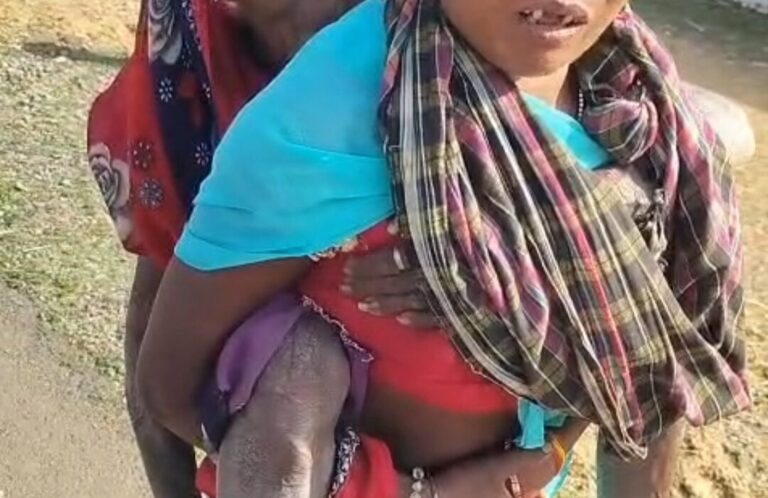 डिजिटल इंडिया के दावों पर भारी ‘बेबसी’… 90 साल की सास को पीठ पर ढोकर 9 किमी बैंक पहुंची बहू