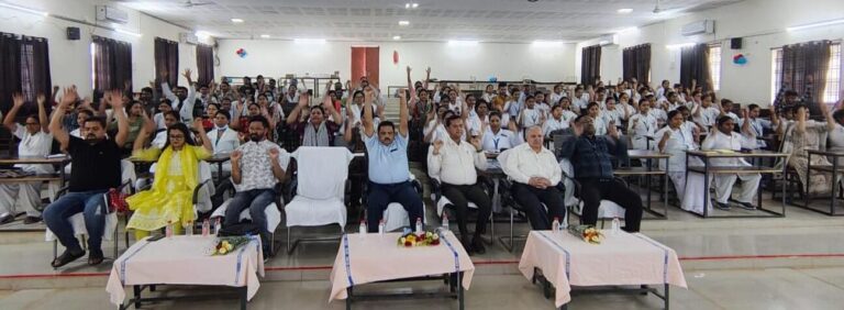 तनाव मुक्त होकर मरीजों की सेवा करें : मेडिकल कॉलेज में ‘स्ट्रेस मैनेजमेंट’ पर विशेष आयोजन….आर्ट ऑफ लिविंग के मार्गदर्शन सत्र में डॉक्टरों, नर्सिंग स्टाफ और कर्मचारियों ने सीखे मानसिक संतुलन के सूत्र