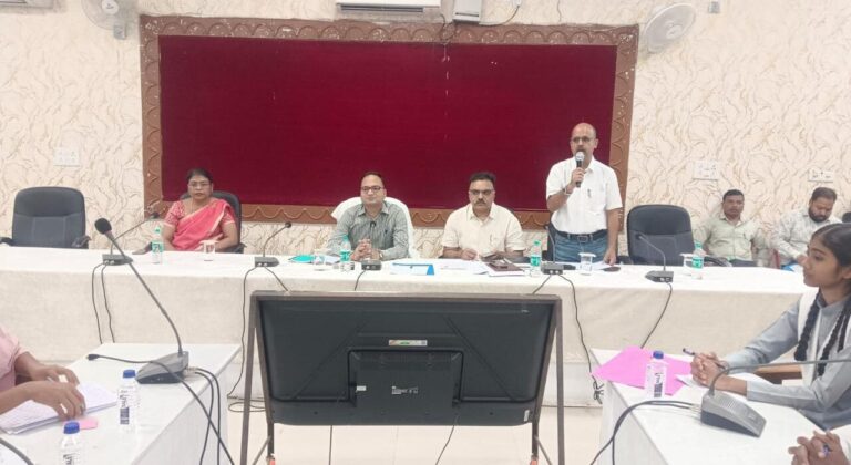 NEET-JEE की तैयारी के लिए 50 छात्रों का चयन, जिला पंचायत सभागार में हुई काउंसलिंग…..कलेक्टर अजीत कुमार वसंत के मार्गदर्शन में पहल, रायपुर में कोचिंग-आवास और भोजन की व्यवस्था डीएमएफ से