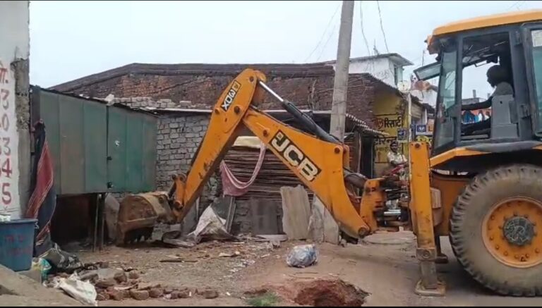 मैनपाट के 7 एकड़ भूमि से हटाया गया अवैध अतिक्रमण…..  केसरा में प्रशासनिक अमले ने की कार्रवाई, पंचायत ने पारित किया था प्रस्ताव
