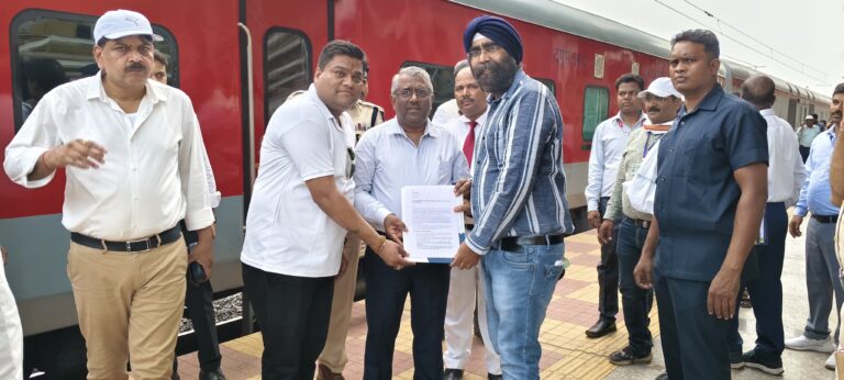 भाटापारा रेलवे स्टेशन को क्षेत्रीय महत्व के अनुरूप विकसित करने एवं प्रमुख ट्रेनों के ठहराव की मांग को लेकर प्रतिनिधिमंडल ने जीएम साहब से की मुलाकात