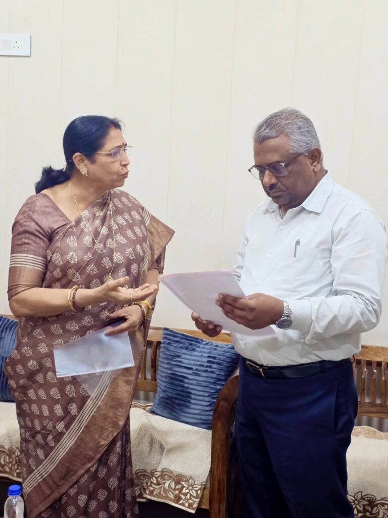 बिलासपुर से चलने वाली ट्रेनों का भाटापारा स्टॉपेज हो::- लक्ष्मी वर्मा ……….. रेल  महाप्रबंधक से मिलकर सांसद ने रखी मांग