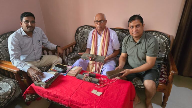 सीतापुर के श्री लेखनकर प्रधान ने पीढ़ियों से विरासत के रूप में सुरक्षित रखी थी दुर्लभ पांडुलिपियां, सर्वेक्षण दल ने पाण्डुलिपियों का किया जियोटैग