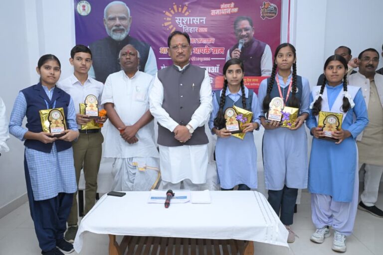 हौसला बुलंद रहना चाहिए:- मुख्यमंत्री श्री विष्णुदेव साय मुख्यमंत्री ने बलरामपुर-रामानुजगंज जिले के दसवीं और बारहवीं के टॉपर छात्र-छात्राओं को किया सम्मानित