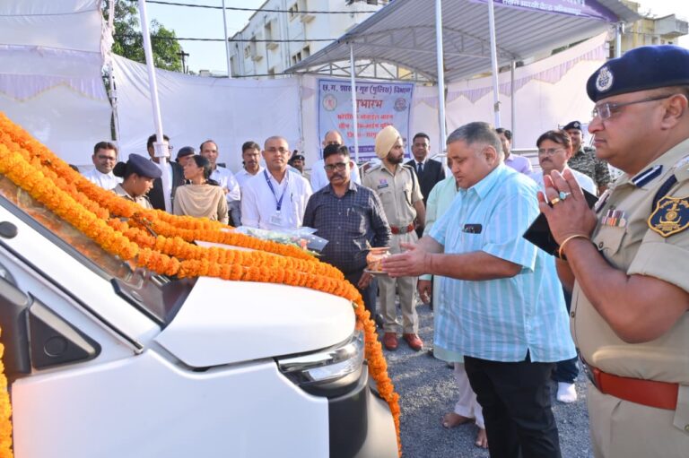 पर्यटन एवं संस्कृति मंत्री श्री राजेश अग्रवाल ने अत्याधुनिक मोबाइल फॉरेंसिक वैन का हरी झंडी दिखाकर किया शुभारंभ