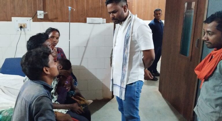 देर रात अस्पताल पहुंचे विधायक रामकुमार टोप्पो, स्वास्थ्य सेवाओं का किया औचक निरीक्षण…..मरीजों से ली सीधी जानकारी, लापरवाही पर जताई सख्ती; कहा- इलाज में कोताही बर्दाश्त नहीं होगी