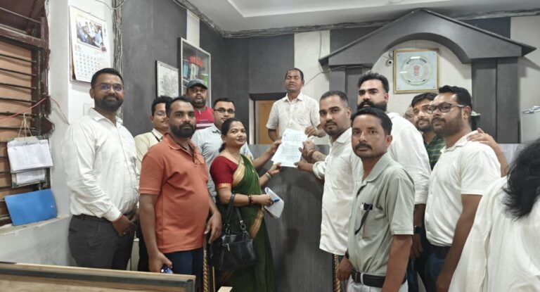 दो प्रतिशत डीए समेत छह सूत्रीय मांगों को लेकर तृतीय वर्ग कर्मचारी संघ ने सौंपा ज्ञापन
