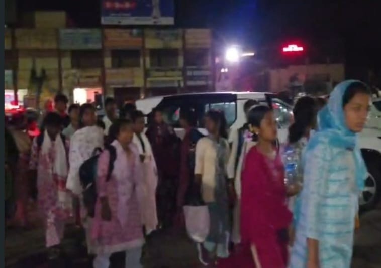 ह्यूमन ट्रैफिकिंग की आशंका, सरगुजा में नाबालिग सहित 20 को रोका…..झारखंड से कर्नाटक जा रहे थे, बस में सवार 17 लड़कियों व तीन लड़कों से पूछताछ