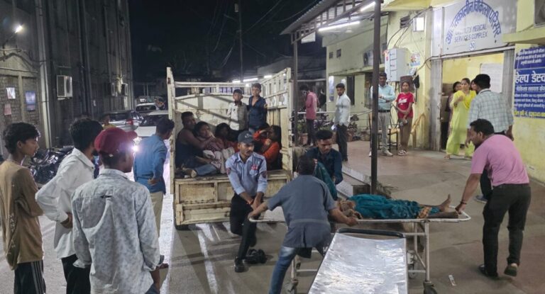 रामगढ़ से लौट रही श्रद्धालुओं से भरी पिकअप ट्रैक्टर से टकराई, एक की मौत,एक दर्जन गंभीर घायल…मौके पर मची चीख-पुकार