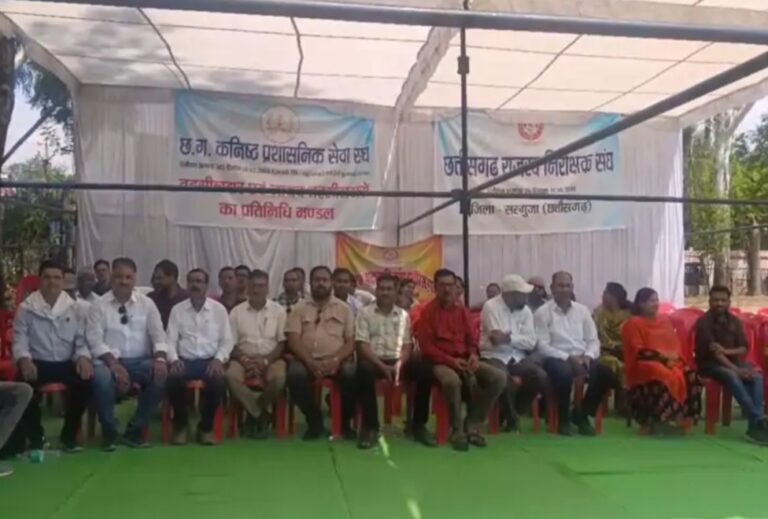 विधायक की गिरफ्तारी की मांग पर अड़े तहसीलदार-नायब तहसीलदार, दूसरे दिन भी हड़ताल से तहसीलों में कामकाज ठप….राजापुर मारपीट प्रकरण पर बढ़ा गतिरोध, कलाकेंद्र मैदान में जारी धरना; सीमांकन, नामांतरण और न्यायालयीन कार्य प्रभावित