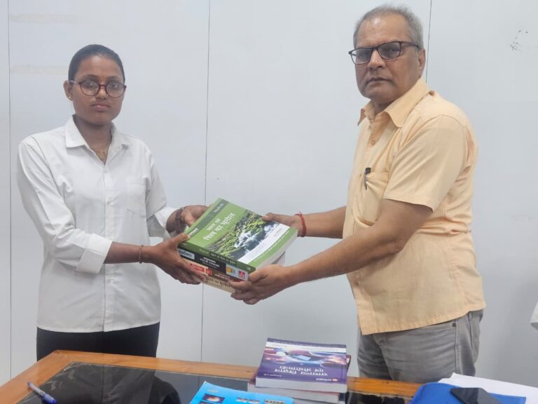 कलेक्टर की संवेदनशील पहल से महिमा के सपनों को मिला संबल यूपीएससी की तैयारी के लिए उपलब्ध कराई गई आवश्यक पुस्तकें