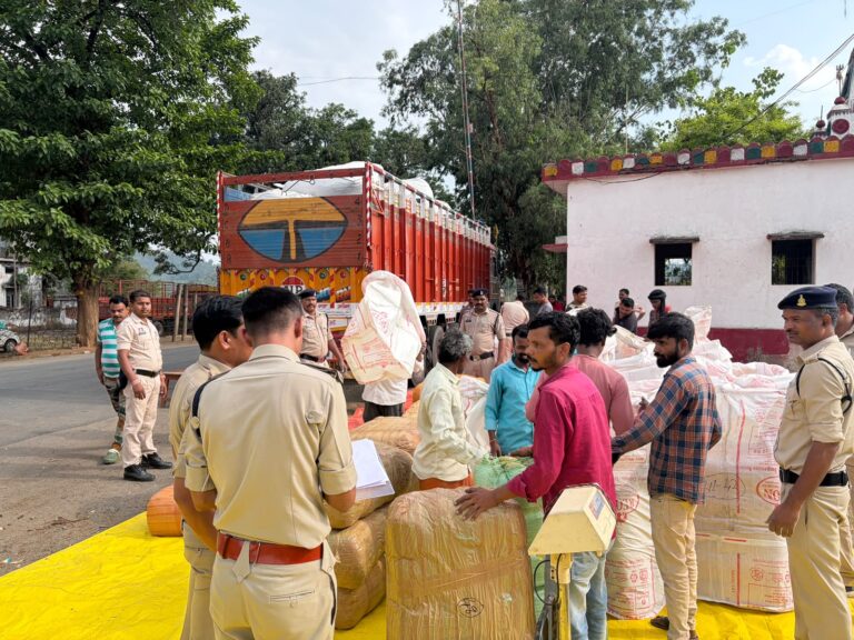 बलरामपुर में अब तक की सबसे बड़ी कार्रवाई! करोड़ों का गांजा जब्त, ट्रक समेत दो तस्कर गिरफ्तार