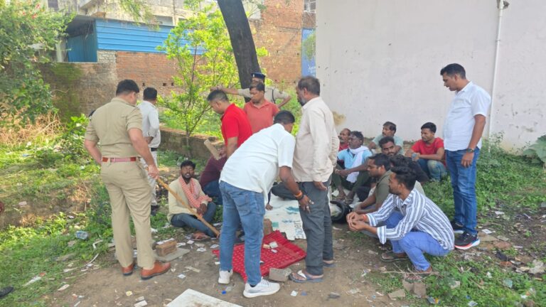 जुआ पर पुलिस का शिकंजा, दो मामलों में 12 आरोपी गिरफ्तार, 16 हजार से अधिक नकदी जब्त