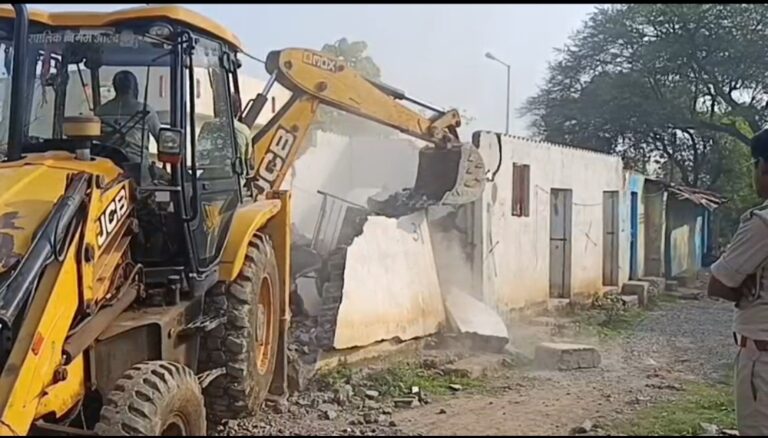 अंबिकापुर के तकिया में 17 अवैध मकानों पर चला प्रशासन का बुलडोजर……वन भूमि पर वर्षों से बने मकानों को किया गया जमींदोज, बारिश से पहले बेघर हुए कई परिवार