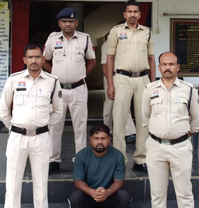 भूमि विवाद में तलवार लहराकर जान से मारने की धमकी देने वाला आरोपी  गिरफ्तार