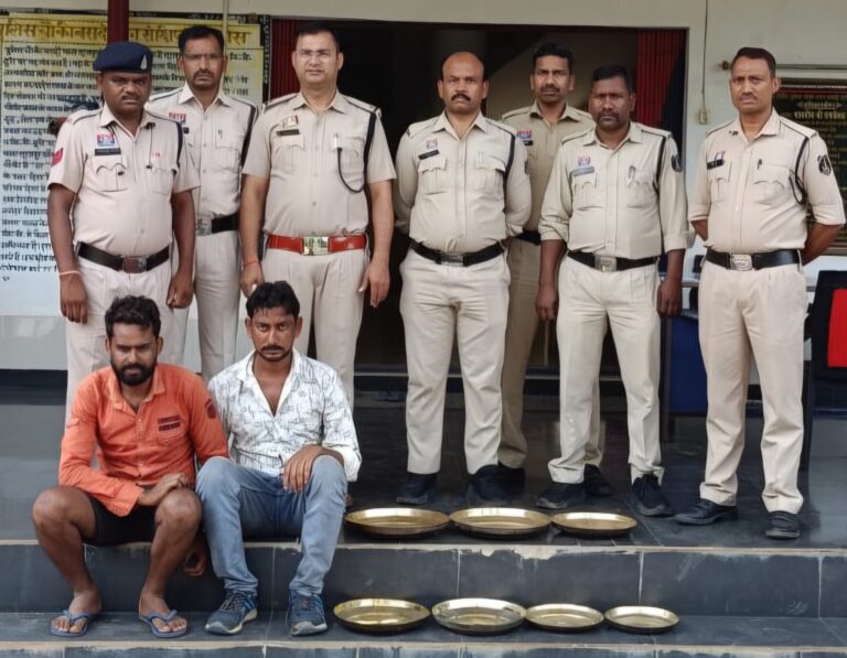 सुने मकान में चोरी करने वाले दो आरोपी चढ़े पुलिस के हत्थे