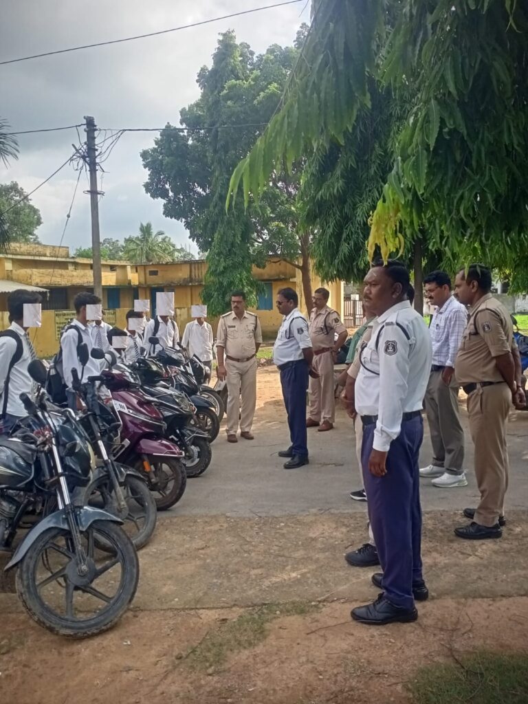 नाबालिक स्कूली छात्रों के वाहन चलाने पर पुलिस सख्त, अभिभावकों के विरूद्ध एमव्ही एक्ट की गई कार्रवाई