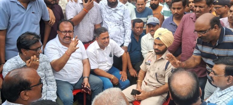 एक करोड़ रुपये के जेवरात की उठाईगिरी से व्यापारियों में आक्रोश, नगर बंद कर किया चक्काजाम
