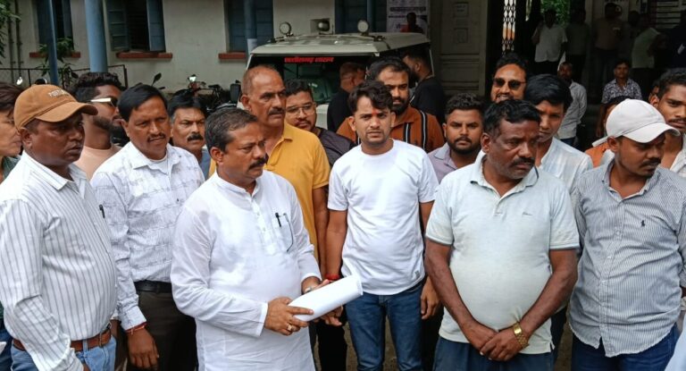 गलत सरपंच की गिरफ्तारी का आरोप, कांग्रेस ने जनपद सीईओ को हटाने की मांग की