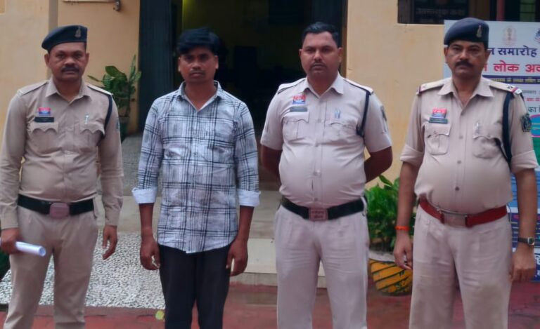 फर्जी आधार कार्ड बनाकर न्यायालय में प्रस्तुत होकर आरोपियों की जमानत कराने वाला आरोपी गिरफ्तार